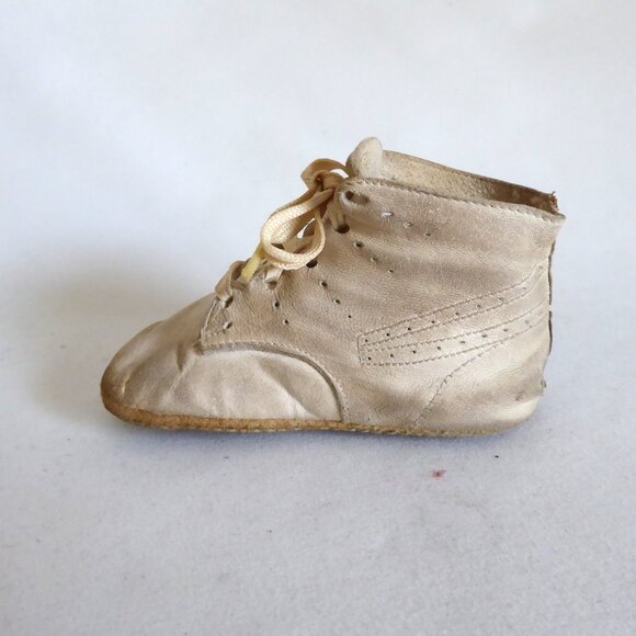 ANTIQUE VINTAGE 1940’s WHITE LEATHER BABY SHOES IN ORIGINAL BOX USED ODDITY - Picture 7 of 16